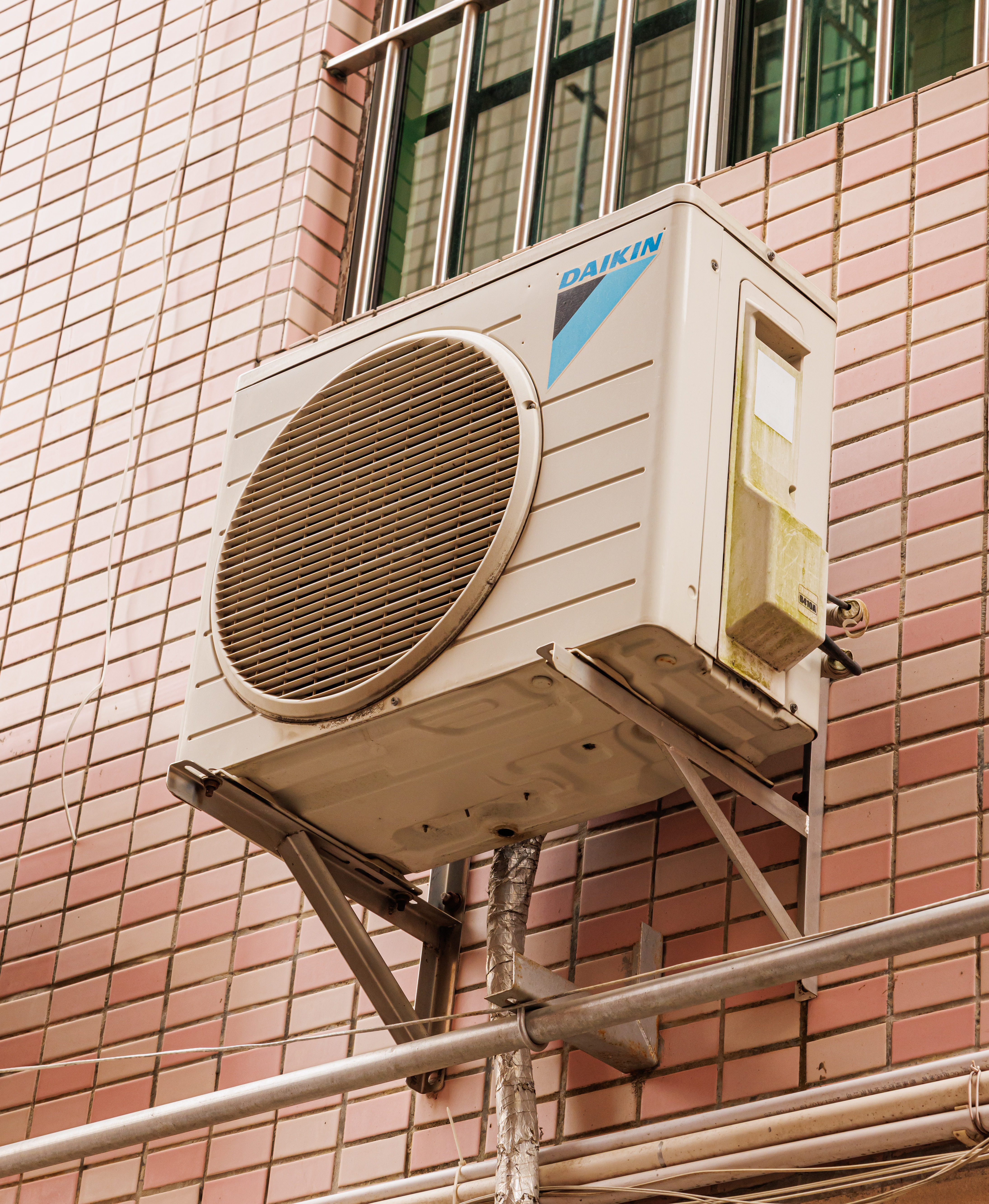 Unitat exterior Daikin instal·lada en edifici