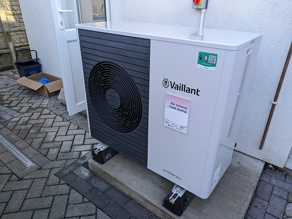 Bomba de calor aerotèrmica instal·lada correctament en una vivenda unifamiliar