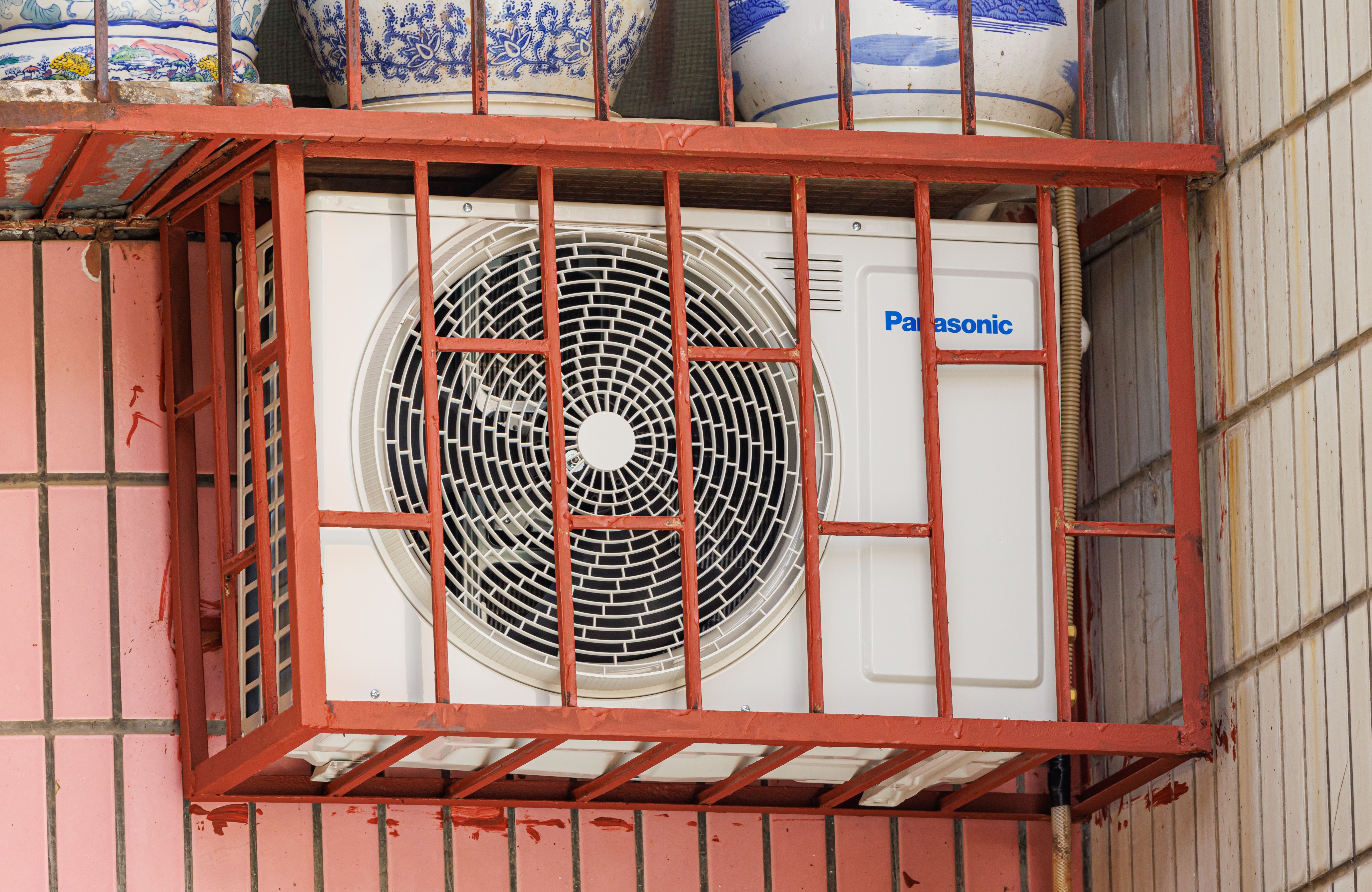 Unitat exterior Panasonic Aquarea instal·lada en habitatge