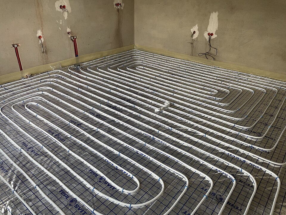 Tubs del circuit hidrònic del terra radiant en fase de col·locació